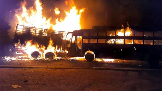 आग का गोला बनी 45 लोगों से भरी बस, देखें दिल दहलाने वाली तस्वीरें