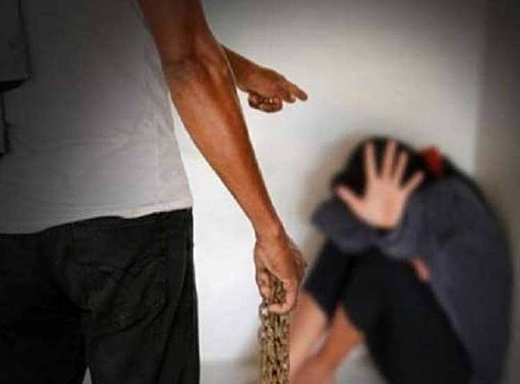 पति ने Whatsapp से बुलाई कॉलगर्ल, सामने आई तो वो निकली बीवी