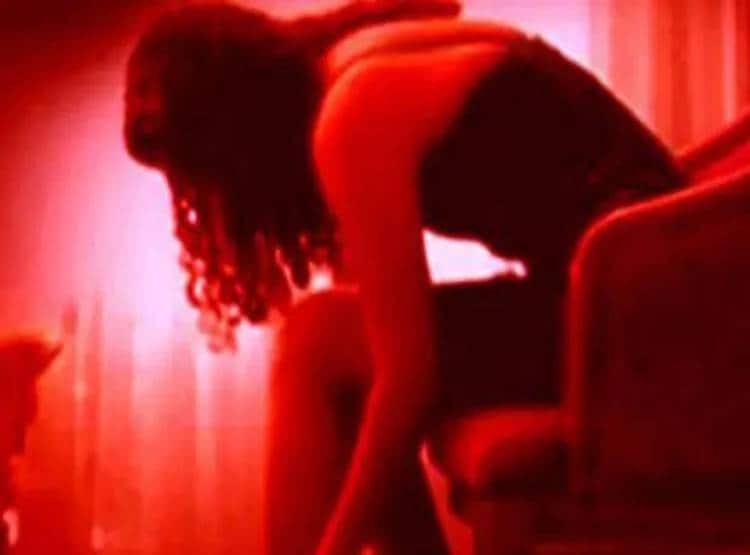 पति ने Whatsapp से बुलाई कॉलगर्ल, सामने आई तो वो निकली बीवी