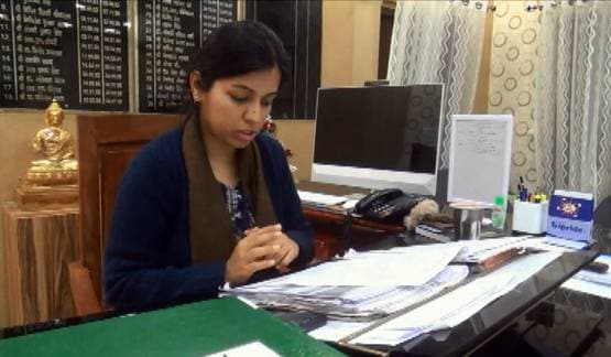 दबंगों ने बंदूक की नोक पर उखाड़ी सड़क, गाड़ी में भरकर ले गए