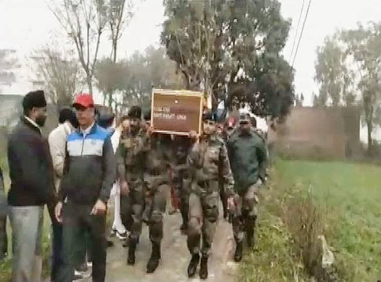 3 महीने की बेटी ने दी शहीद पिता को मुखाग्नि, अंतिम दर्शन में रो पड़ा पूरा गांव