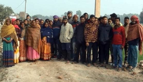 दबंगों ने बंदूक की नोक पर उखाड़ी सड़क, गाड़ी में भरकर ले गए