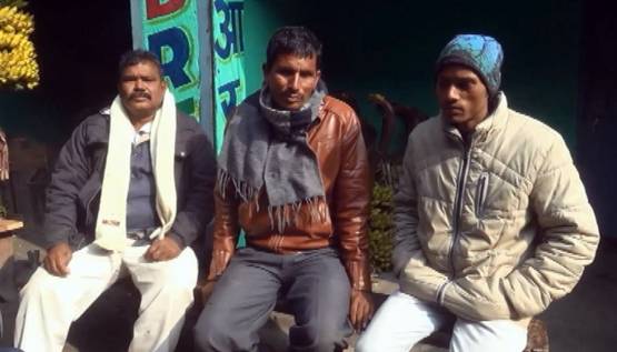 दबंगों ने बंदूक की नोक पर उखाड़ी सड़क, गाड़ी में भरकर ले गए