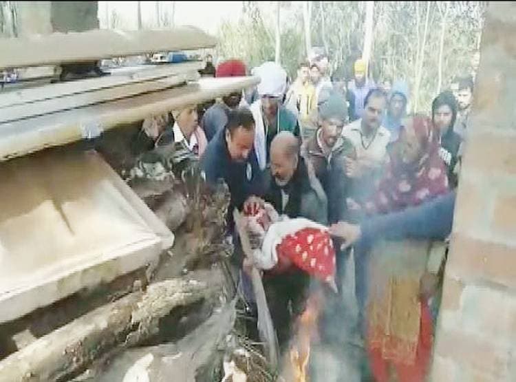3 महीने की बेटी ने दी शहीद पिता को मुखाग्नि, अंतिम दर्शन में रो पड़ा पूरा गांव