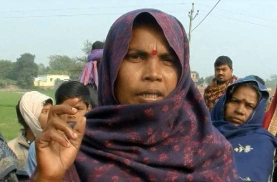 दबंगों ने बंदूक की नोक पर उखाड़ी सड़क, गाड़ी में भरकर ले गए