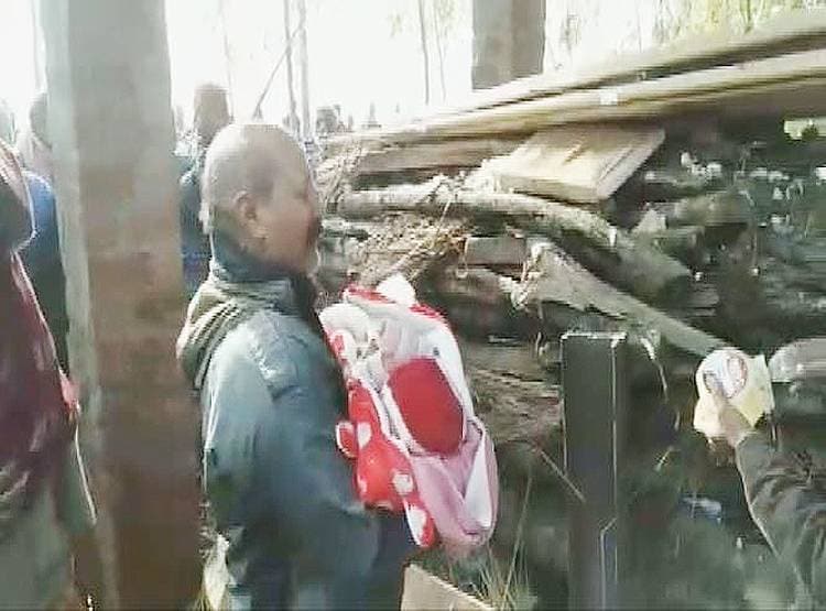 3 महीने की बेटी ने दी शहीद पिता को मुखाग्नि, अंतिम दर्शन में रो पड़ा पूरा गांव