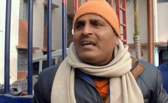 दबंगों ने बंदूक की नोक पर उखाड़ी सड़क, गाड़ी में भरकर ले गए