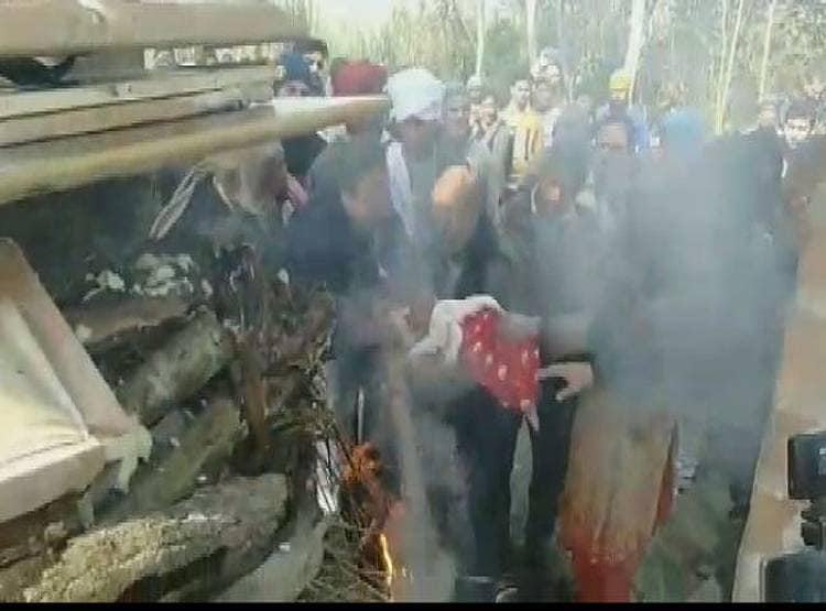 3 महीने की बेटी ने दी शहीद पिता को मुखाग्नि, अंतिम दर्शन में रो पड़ा पूरा गांव