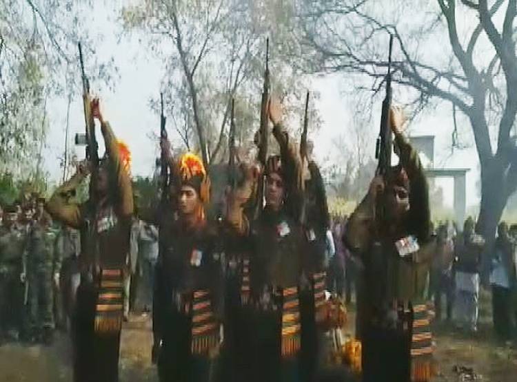 3 महीने की बेटी ने दी शहीद पिता को मुखाग्नि, अंतिम दर्शन में रो पड़ा पूरा गांव