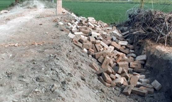 दबंगों ने बंदूक की नोक पर उखाड़ी सड़क, गाड़ी में भरकर ले गए