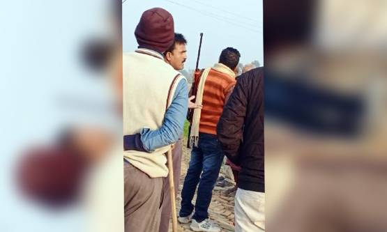 दबंगों ने बंदूक की नोक पर उखाड़ी सड़क, गाड़ी में भरकर ले गए