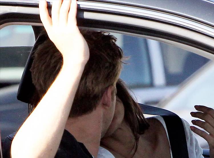 बच्चों के सामने प्रेमी को किया किस, कोर्ट ने कहा- यह औरत बेहद क्रूर