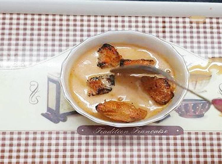 2020 की पहली भयानक डिशः चाय में डुबोकर खा लिया चिकन टिक्का