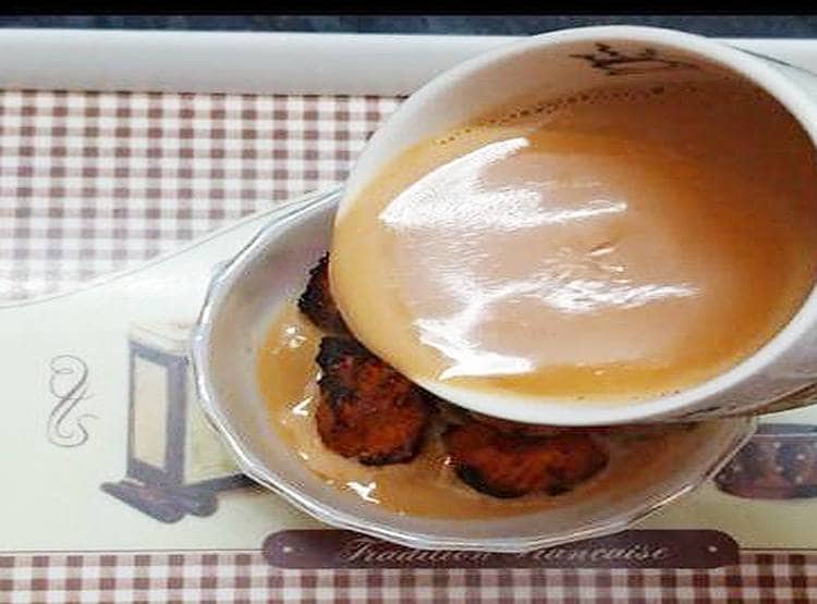 2020 की पहली भयानक डिशः चाय में डुबोकर खा लिया चिकन टिक्का