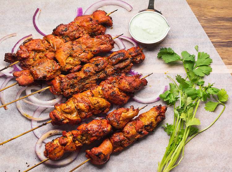 2020 की पहली भयानक डिशः चाय में डुबोकर खा लिया चिकन टिक्का