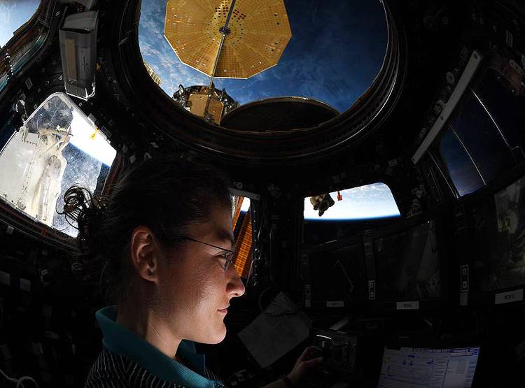 314 दिन से अंतरिक्ष में है ये महिला, रोज 16 बार देखती है सूर्योदय