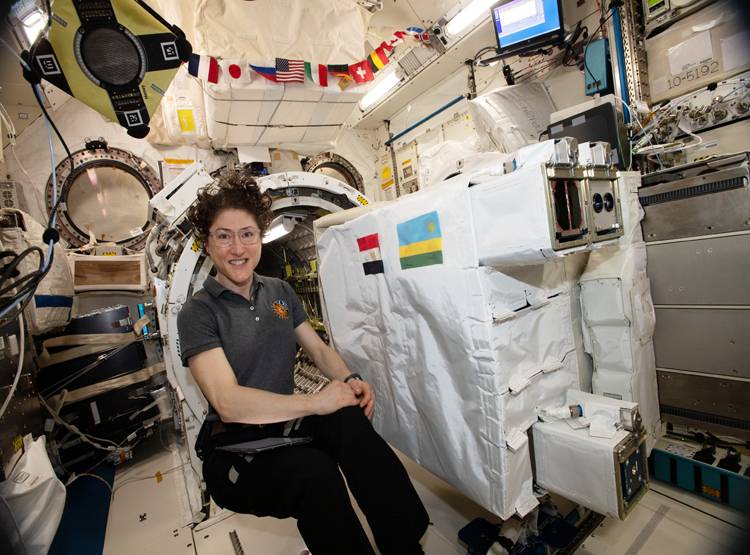 314 दिन से अंतरिक्ष में है ये महिला, रोज 16 बार देखती है सूर्योदय