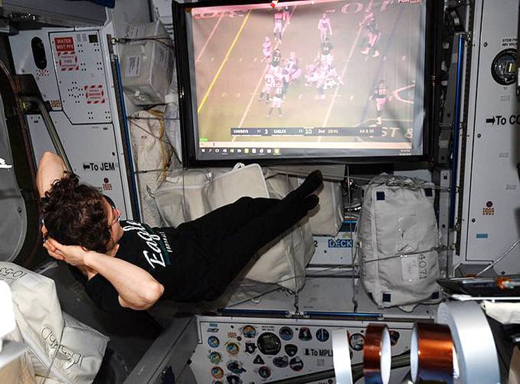 314 दिन से अंतरिक्ष में है ये महिला, रोज 16 बार देखती है सूर्योदय