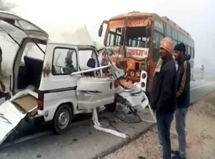 कोहरे में बस ने उड़ाए वैन के परखच्चे, सड़क पर ब‍िखर गईं 8 लाशें