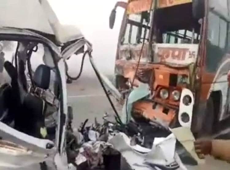 कोहरे में बस ने उड़ाए वैन के परखच्चे, सड़क पर ब‍िखर गईं 8 लाशें