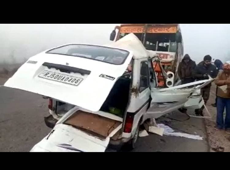 कोहरे में बस ने उड़ाए वैन के परखच्चे, सड़क पर ब‍िखर गईं 8 लाशें