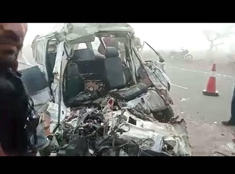कोहरे में बस ने उड़ाए वैन के परखच्चे, सड़क पर ब‍िखर गईं 8 लाशें
