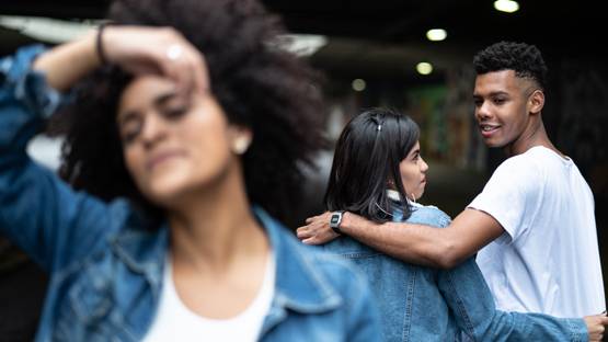 हनीमून पर मां को ले गई दुल्हन, फिर मां ने दिया पति के बच्चे को जन्म