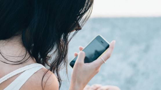 हनीमून पर मां को ले गई दुल्हन, फिर मां ने दिया पति के बच्चे को जन्म