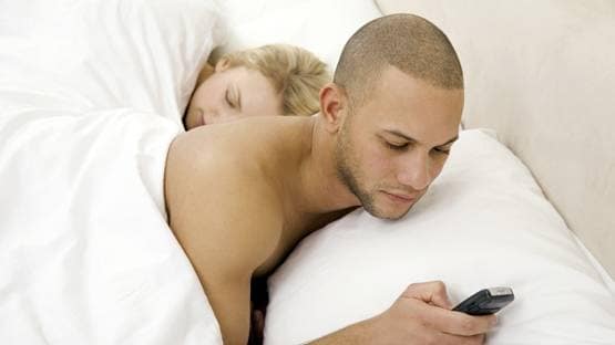 हनीमून पर मां को ले गई दुल्हन, फिर मां ने दिया पति के बच्चे को जन्म