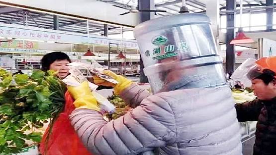 Coronavirus: चीन के लोग लगा रहे हैं ब्रा, सैनिटरी पैड्स, संतरे के मास्क