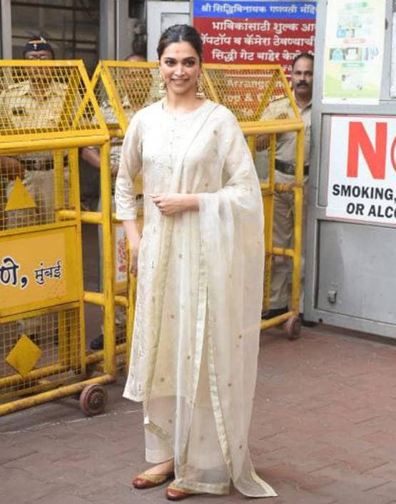 छपाक का फर्स्ट डे टेस्ट, बप्पा के दरबार सिद्ध‍िविनायक पहुंचीं दीपिका