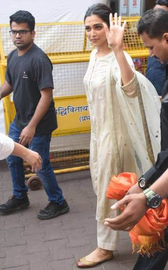 छपाक का फर्स्ट डे टेस्ट, बप्पा के दरबार सिद्ध‍िविनायक पहुंचीं दीपिका