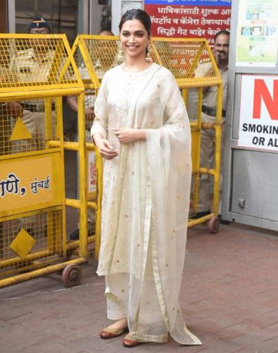 छपाक का फर्स्ट डे टेस्ट, बप्पा के दरबार सिद्ध‍िविनायक पहुंचीं दीपिका