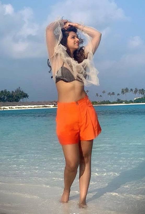 इस TV एक्टर संग मालदीव में वेकेशन एंजॉय कर रहीं दलजीत, Photos