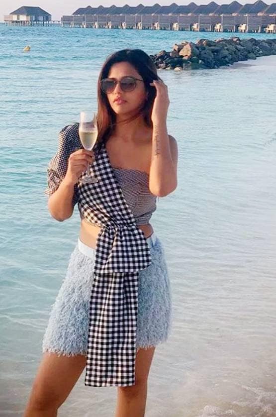 इस TV एक्टर संग मालदीव में वेकेशन एंजॉय कर रहीं दलजीत, Photos