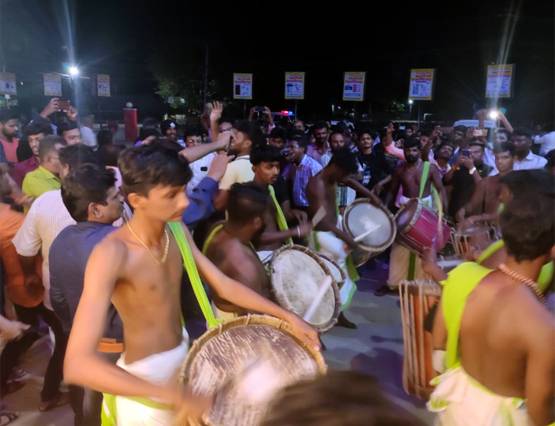 रजनीकांत फैंस में दिखा दरबार का क्रेज, दुल्हन की तरह सजाए थिएटर