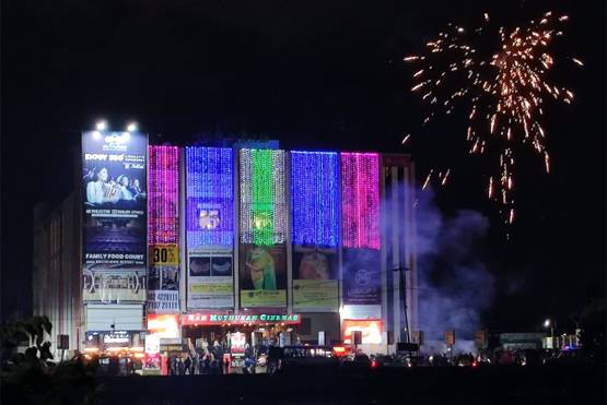 रजनीकांत फैंस में दिखा दरबार का क्रेज, दुल्हन की तरह सजाए थिएटर