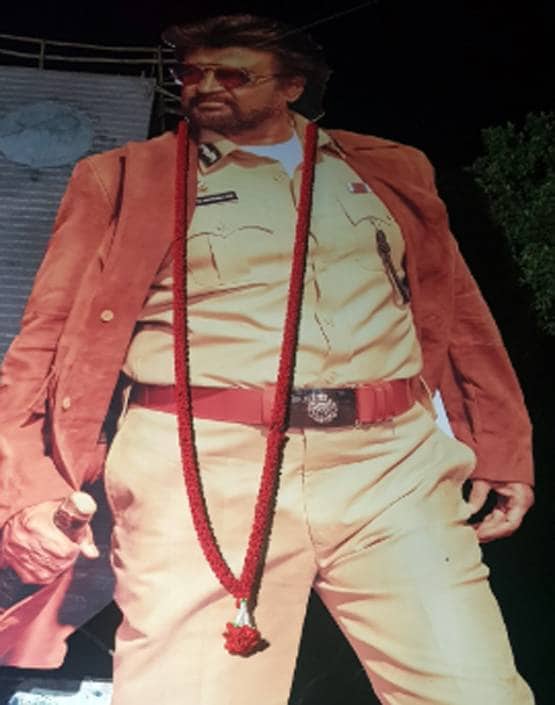 रजनीकांत फैंस में दिखा दरबार का क्रेज, दुल्हन की तरह सजाए थिएटर