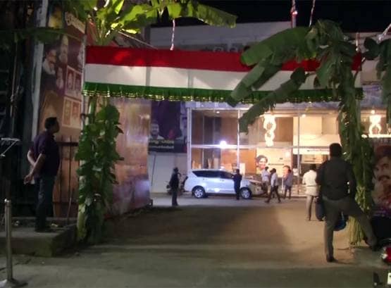 रजनीकांत फैंस में दिखा दरबार का क्रेज, दुल्हन की तरह सजाए थिएटर