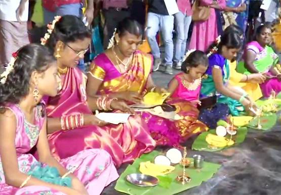 रजनीकांत फैंस में दिखा दरबार का क्रेज, दुल्हन की तरह सजाए थिएटर