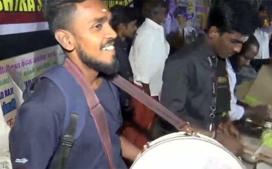 रजनीकांत फैंस में दिखा दरबार का क्रेज, दुल्हन की तरह सजाए थिएटर