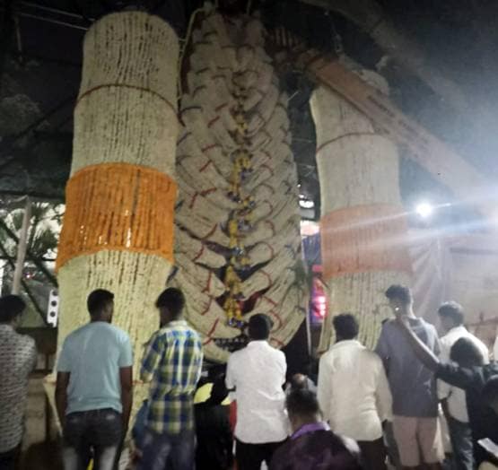 रजनीकांत फैंस में दिखा दरबार का क्रेज, दुल्हन की तरह सजाए थिएटर