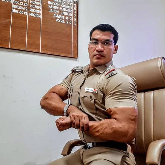 56 इंच सीना...सलमान जैसे बाइसेप्स, कमाल है तिहाड़ का यह अफसर