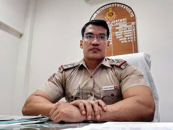 56 इंच सीना...सलमान जैसे बाइसेप्स, कमाल है तिहाड़ का यह अफसर