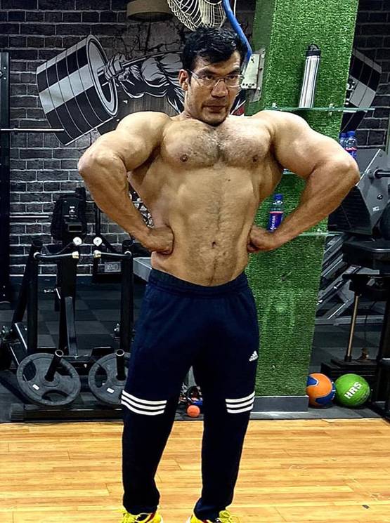 56 इंच सीना...सलमान जैसे बाइसेप्स, कमाल है तिहाड़ का यह अफसर