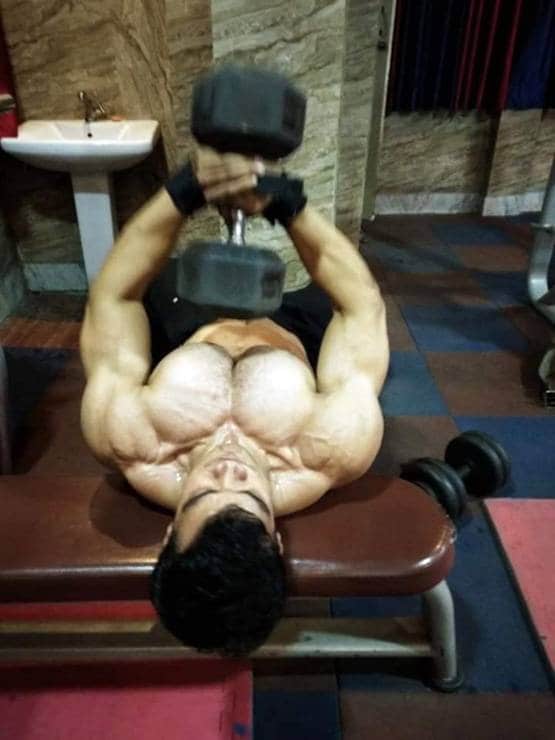 56 इंच सीना...सलमान जैसे बाइसेप्स, कमाल है तिहाड़ का यह अफसर