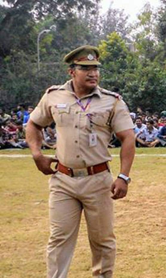 56 इंच सीना...सलमान जैसे बाइसेप्स, कमाल है तिहाड़ का यह अफसर