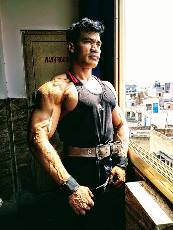 56 इंच सीना...सलमान जैसे बाइसेप्स, कमाल है तिहाड़ का यह अफसर