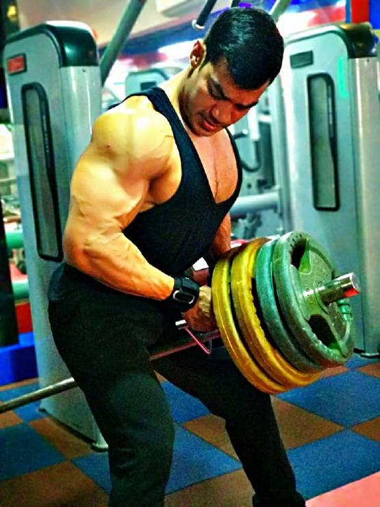 56 इंच सीना...सलमान जैसे बाइसेप्स, कमाल है तिहाड़ का यह अफसर