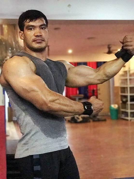 56 इंच सीना...सलमान जैसे बाइसेप्स, कमाल है तिहाड़ का यह अफसर